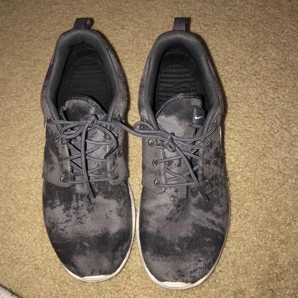 Nike Roshes (men’s but so cute for women)